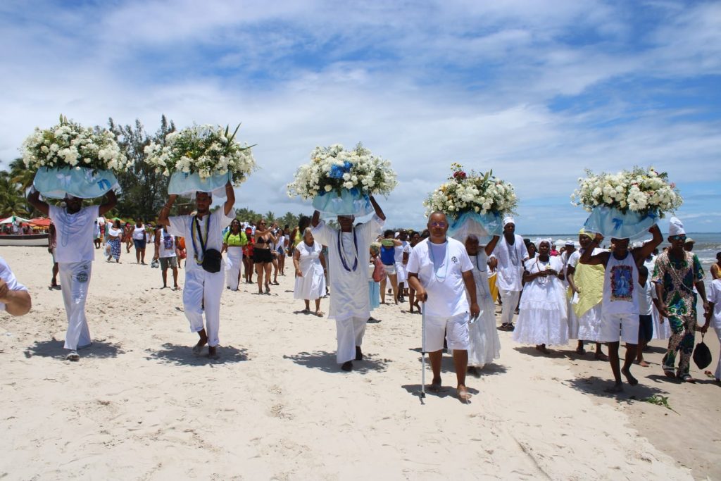 Festa de Iemanjá é celebrada na Praia do Guaibim iDendê